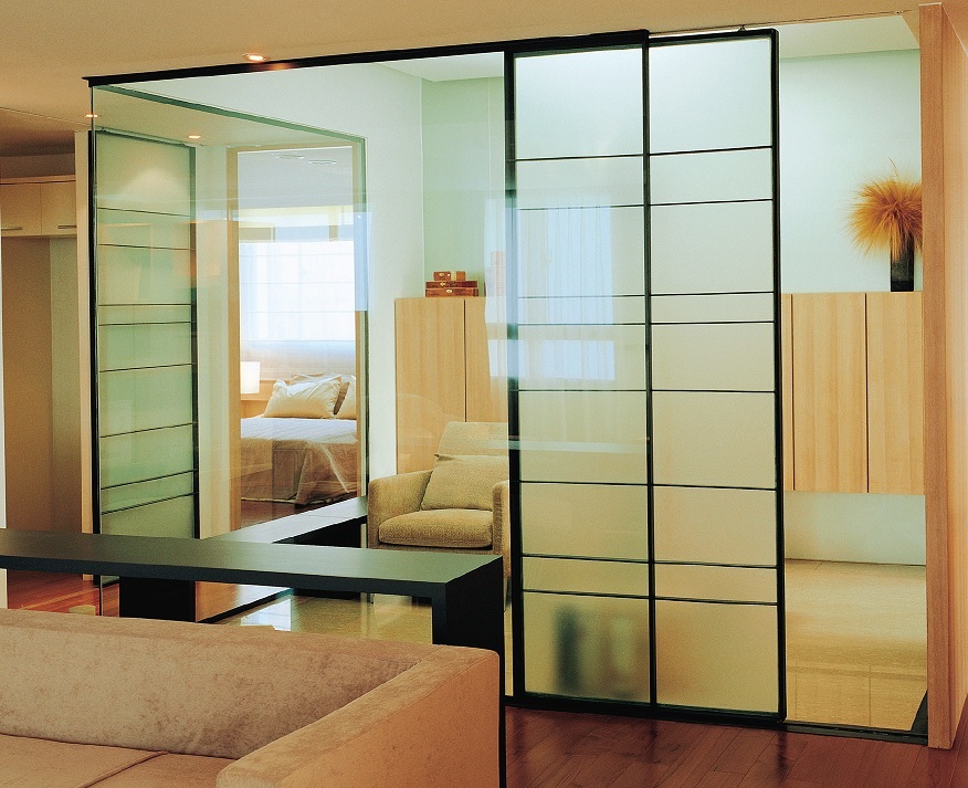 הדמיית דלת זכוכית הזזה שקופה בתוך חלל ביתי